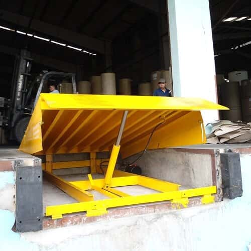 Sàn dẫn xe nâng lên container 12 tấn tại Hưng Việt