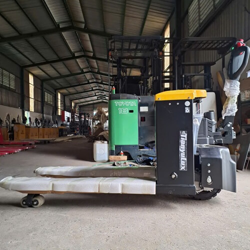 Xe nâng điện thấp bánh địa hình cho khả năng di chuyển vượt trội trên đất đá, dốc nhẹ và mặt bằng gồ ghề