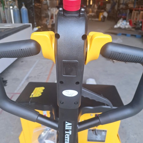 Hệ thống điều khiển đơn giản, linh hoạt, cho phép người vận hành làm chủ xe nhanh chóng mà không cần nhiều kinh nghiệm