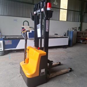 Xe nâng điện cao HES15-30 giúp nâng hạ pallet nhanh chóng, vận hành êm ái và phù hợp kho hẹp